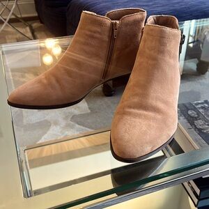 Wide Naturalizer suede booties